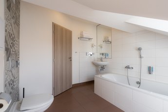 EA Hotel Victoria - SUPERIOR family room - bathroom